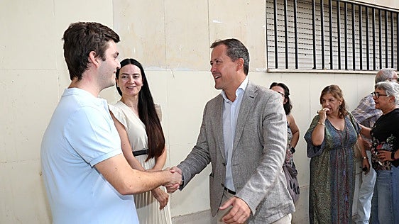 Velázquez bromea al ser preguntado por Tolón como candidata: «Esto lo dejo para el Debate»