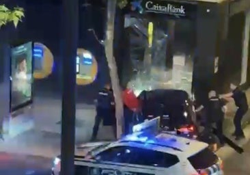 Un conductor de VTC totalmente ebrio choca contra un banco de la calle Alcalá tras darse a la fuga en un control