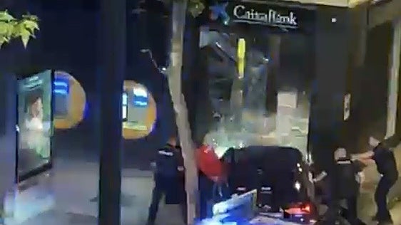 Un conductor de VTC  ebrio choca contra un banco de la calle Alcalá tras darse a la fuga en un control