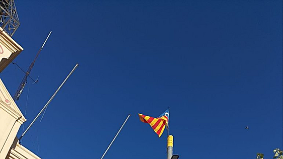 El TSJC ordena a Sant Sadurní colocar la bandera de España y retirar  las 'esteladas'