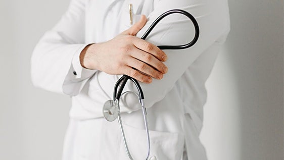 Cuánto dinero cobra un médico de cabecera en la Comunidad Valenciana: sueldo base y complementos