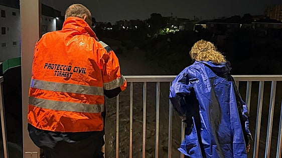 Las fuertes lluvias en Valencia anegan calles y activan la alerta en los barrancos