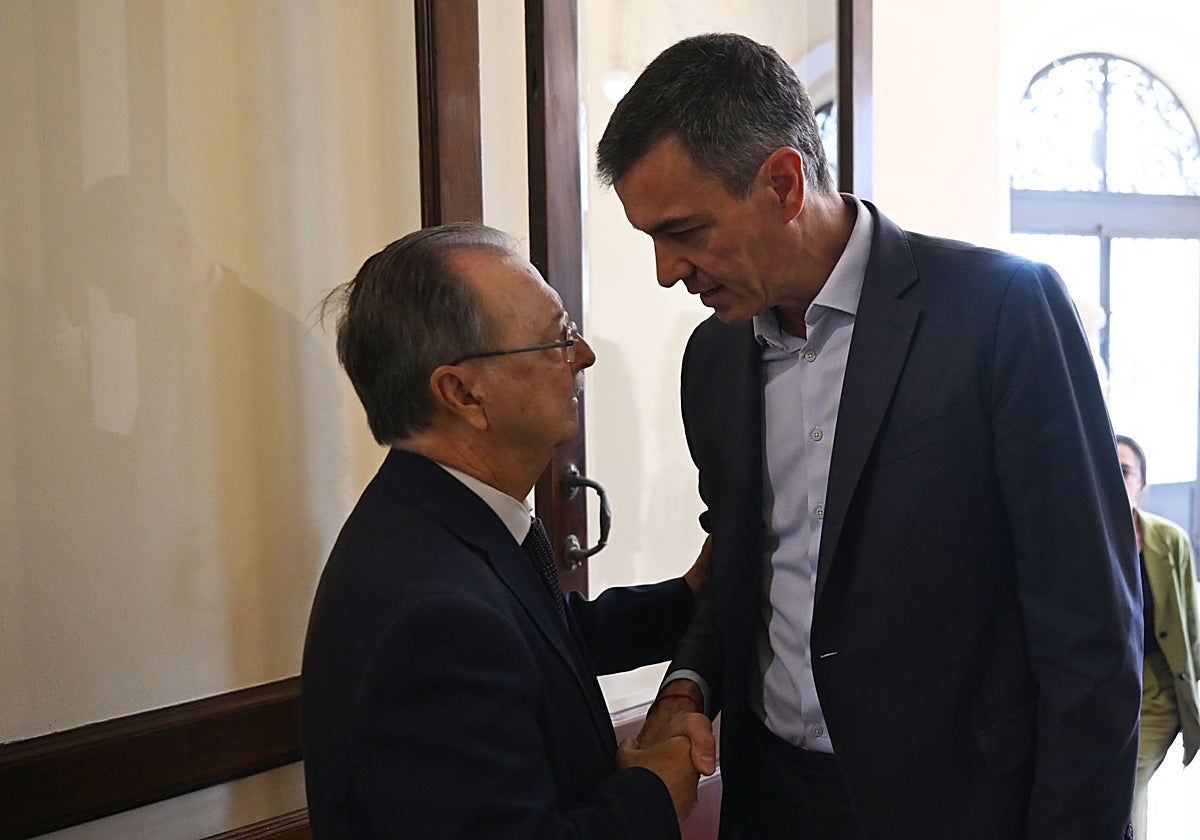La Moncloa cambia de estrategia para evitar su desgaste y pone el foco en derribar a Vivas