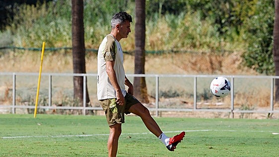 Iván Ania, antes de medirse a domicilio al Albacete: «Si hay una línea que considero fuerte en el Córdoba CF es la defensiva»