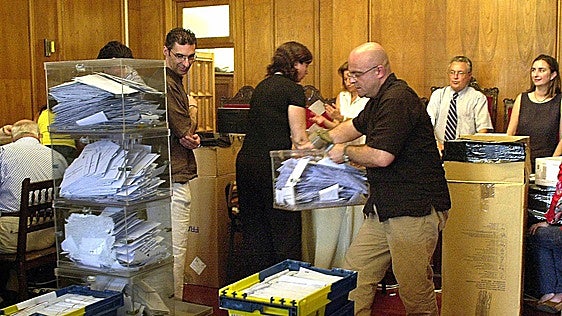 El censo exterior en Galicia se acerca a la suma de la población de Vigo y La Coruña