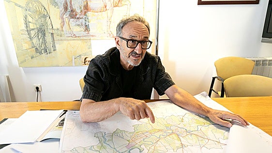 Florentino Delgado, concejal de Planeamiento Urbanístico, con un plano del nuevo POM de Toledo que se está tramitando.