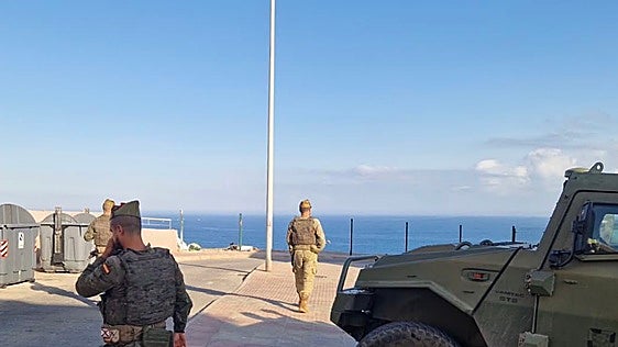 Militares en Ceuta: «Nos apedrean, amenazan con apuñalarnos o nos tienden trampas en los espigones»