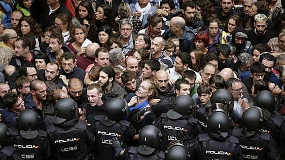 Antidisturbios «hostigados»