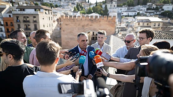 Francis Rodríguez, sin rivales a la vista, se presenta para seguir al frente del PP de Granada