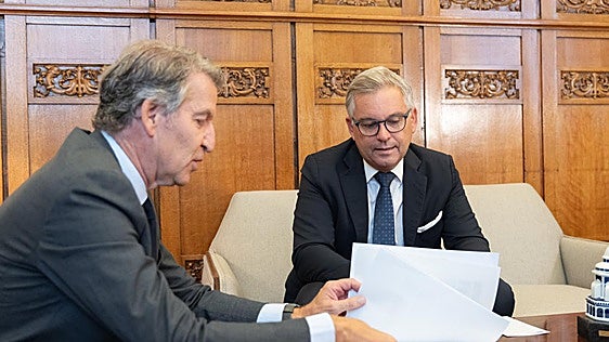 Feijóo pide al comisario europeo de Migraciones que «medien» con Marruecos para asegurar su colaboración