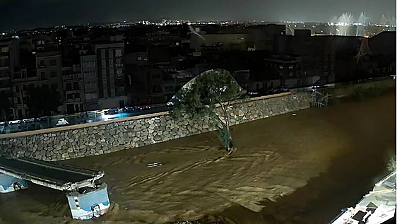 Hallan muerto al conductor de un vehículo atrapado por el agua en Olivella, en Barcelona