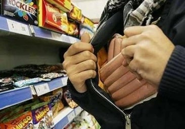 Así fue el llamativo botín de una ladrona reincidente: 27 paquetes de jamón, 19 cuñas de queso y 9 tabletas de turrón