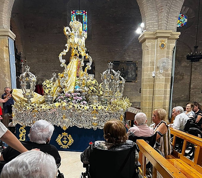 El paso bajo el manto de la Fuensanta