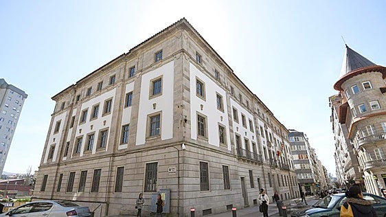 A juicio por proferir insultos racistas contra una menor en un bus de Vigo: «Parece que voy en una patera