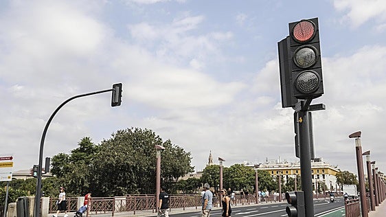 Los semáforos cambian a partir del 1 de octubre: no podrá coincidir el ámbar con el verde peatonal