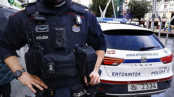 Dos ertzainas heridos arrollados por un magrebí fugado que conducía sin carné