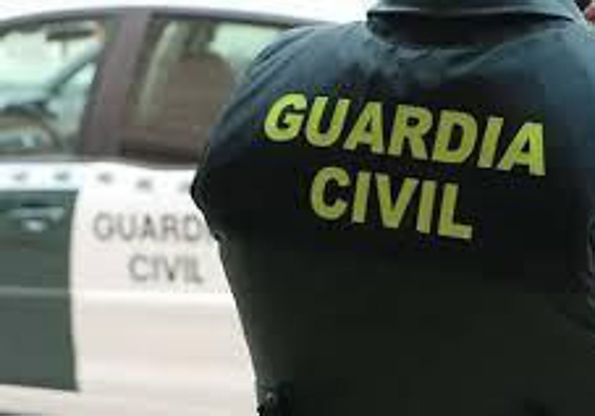 Un maltratador lanza petardos y ataca con arma blanca a la Guardia Civil al intentar detenerlo en Oleiros