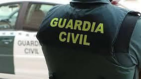 Un maltratador lanza petardos y ataca con arma blanca a la Guardia Civil al intentar detenerlo en Oleiros
