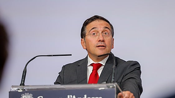 Albares contrató a un empresario marroquí con acceso a datos sensibles de la Guardia Civil en pleno asalto a Ceuta