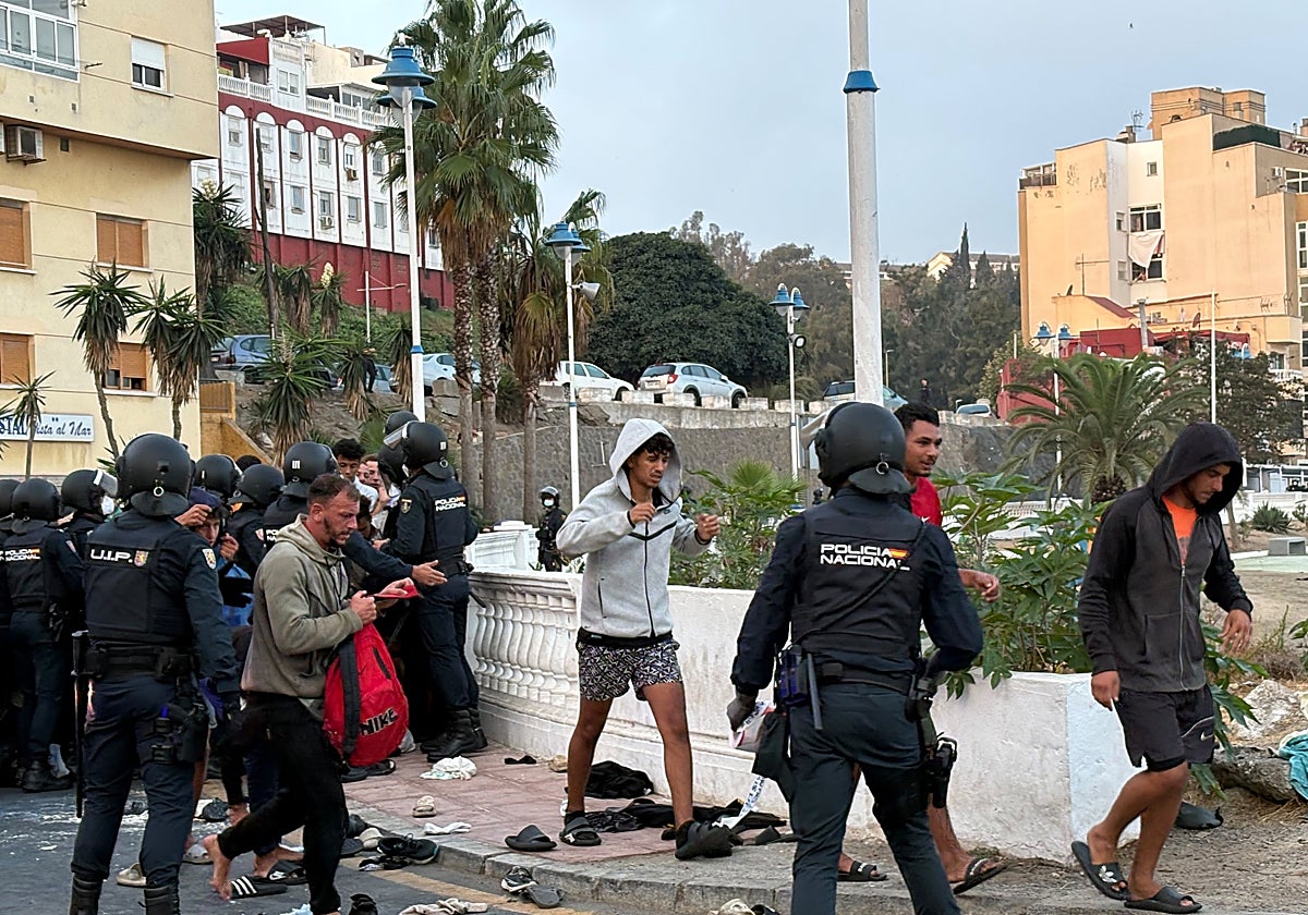 El presidente del Puerto de Ceuta denuncia que «se ha enterado por la televisión» del traslado a los inmigrantes