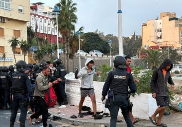 El presidente del puerto de Ceuta denuncia que «se ha enterado por la televisión» del traslado a los inmigrantes