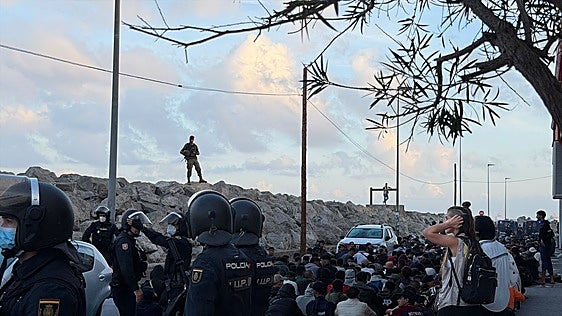Una reforma de la ley de extranjería no permitiría la expulsión de los miles de inmigrantes que permanecen en Ceuta