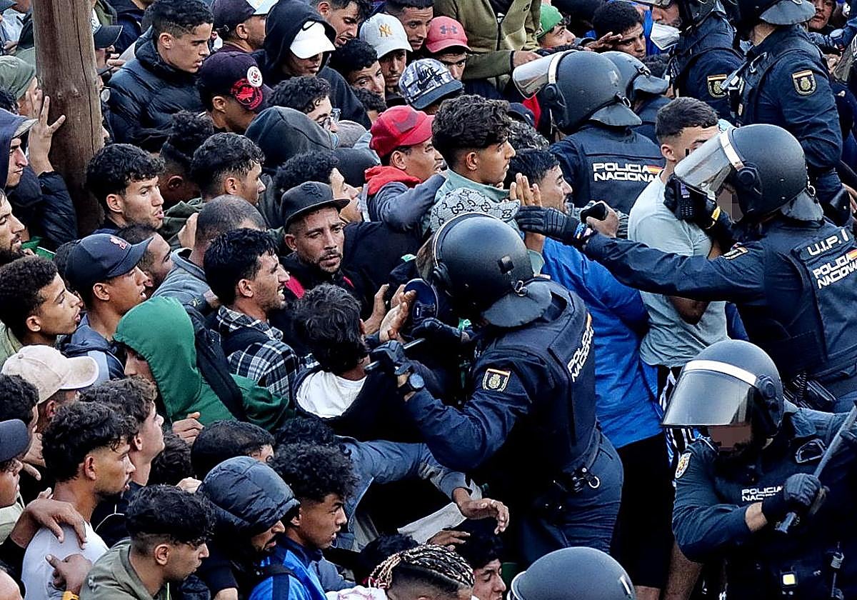 Tensión y caos en el traslado de los inmigrantes: «No entran todos en el campamento»