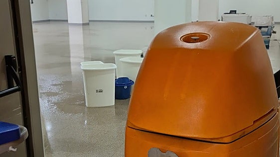 Denuncian las «carencias estructurales» del Hospital La Fe ante las lluvias: «No es un caso aislado»