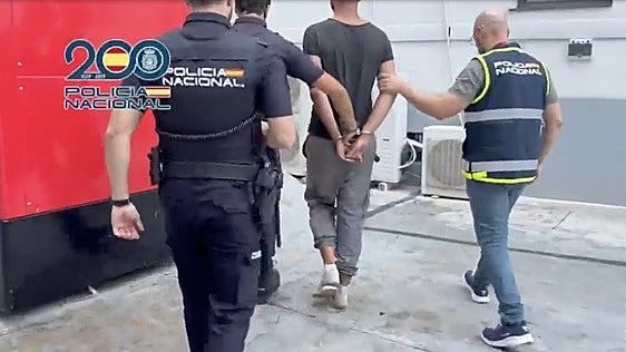 Detienen al joven que mató a su padrastro con una mancuerna en Valencia