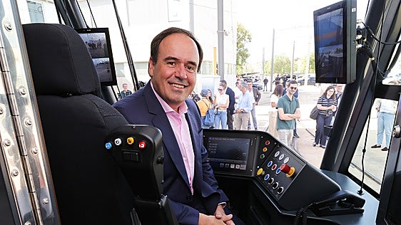 Llorca afea al Gobierno que envíe trenes «con más de 20 años de uso» en la presentación de 22 nuevos tranvías
