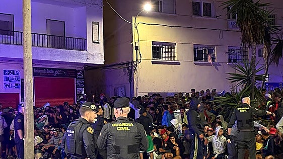 Veinticinco guardias civiles para 1.700 inmigrantes: «Cada día diez marroquíes intentan colarse en barcos hacia la Península»