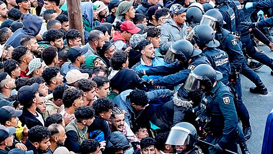 Mandos policiales vuelven a señalar al delegado del Gobierno en Ceuta por el caos en el traslado de inmigrantes al puerto
