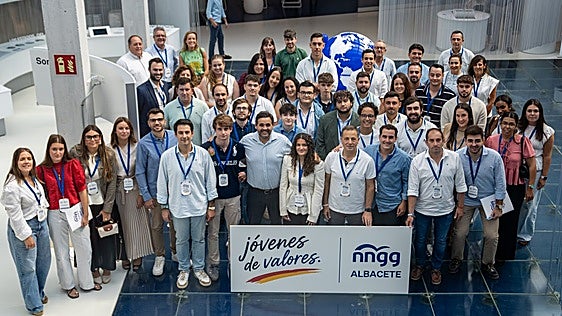 Núñez reivindica a los jóvenes como «la generación del cambio» y los sitúa como «antídoto contra el socialismo»