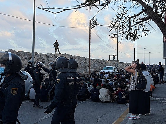 La Audiencia Nacional da 20 días a Transportes para que envíe el expediente del campamento de inmigrantes del Puerto de Ceuta