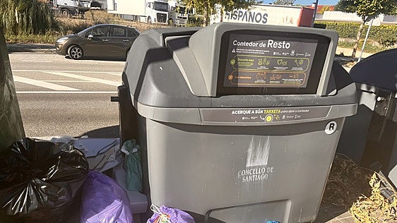 Cabreo (y moscas) en un barrio de Santiago donde los contenedores solo se abren con tarjeta