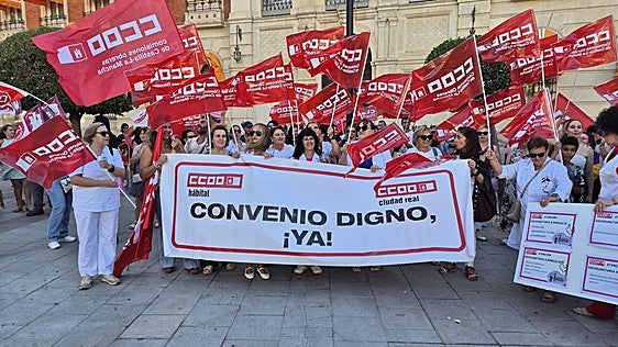 Más de 400 auxiliares se concentran en Ciudad Real para pedir el fin del bloqueo del convenio de ayuda a domicilio