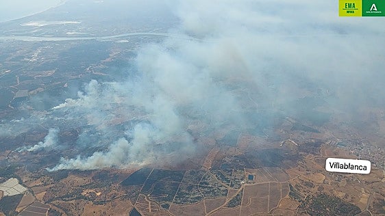 El incendio forestal en Ayamonte queda estabilizado y trabajan para controlarlo y extinguirlo