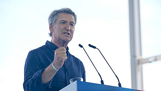 Feijóo arropa al PP catalán en Badalona junto a Fernández y Albiol