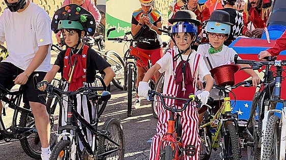Miles de personas participan en León en el Día de la Bici