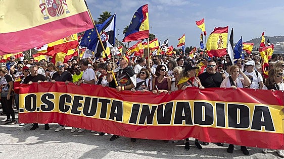 Más de mil ceutíes marchan hacia el Tarajal en defensa de la españolidad de la ciudad: «¡Tirano, canalla, tú no eres caballa!»