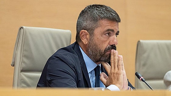 Mazón calla en la comisión de la dana y la izquierda explota contra él