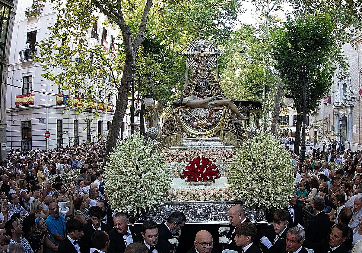La Virgen de las Angustias sale este año desde la Catedral de Granada: este es el recorrido
