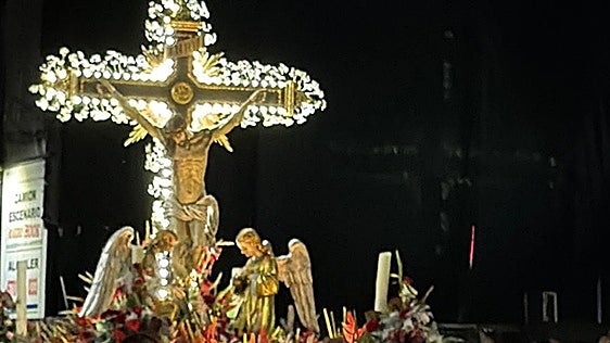 Bargas acompaña a su Cristo de la Sala en una multitudinaria procesión entre tomillo y mantones