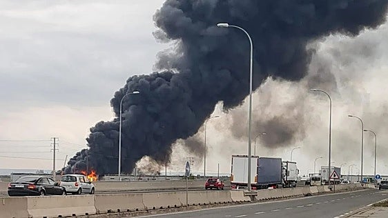 Arde una nave industrial abandonada y llena de basura en Illescas