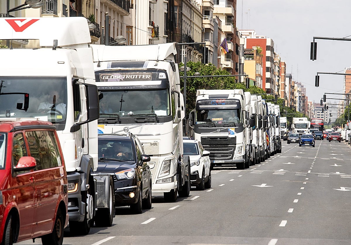 El transporte valenciano advierte de pequeñas empresas en riesgo por el diésel y ayudas sin cobrar del Gobierno