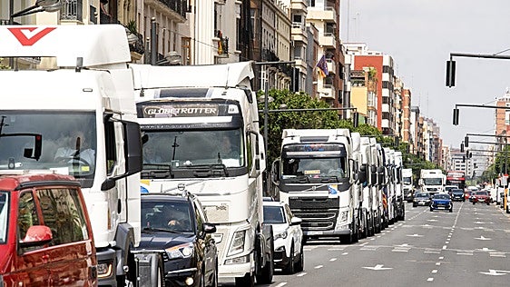 El transporte valenciano advierte de pequeñas empresas en riesgo por el diésel y ayudas sin cobrar del Gobierno