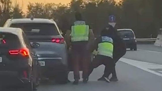 Los Mossos buscan a cinco hombres que perpetraron un secuestro en la AP-7 disfrazados de policías