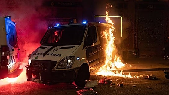 La Fiscalía pide 25 años de cárcel para los manifestantes que incendiaron un furgón de la Urbana con un agente dentro