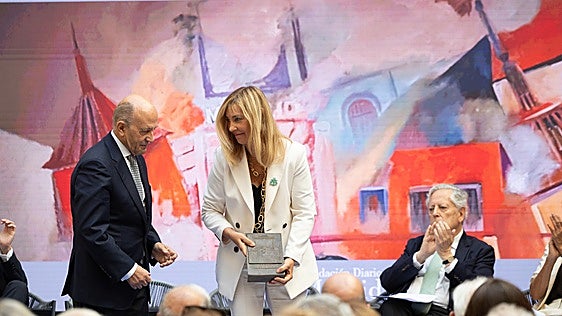 José Antonio Zarzalejos recibe el premio Diario Madrid de manos de Isabel Perelló
