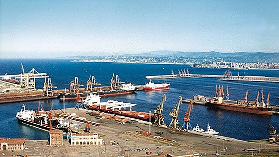 El puerto de Gijón, clave para «mejorar la competitividad» de las empresas leonesas